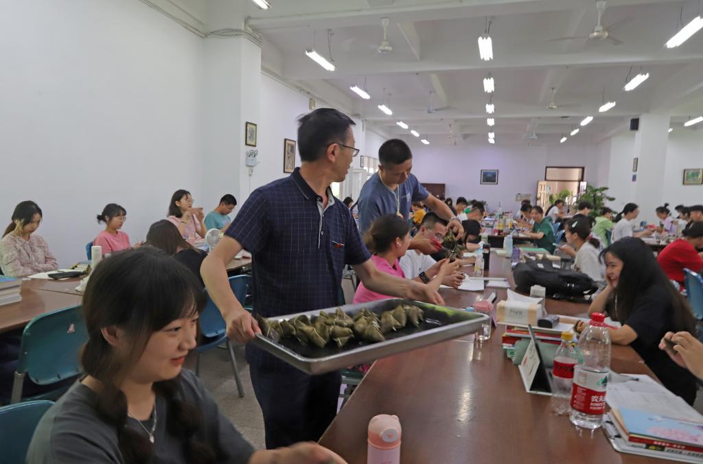 到阅览室给学生分发粽子
