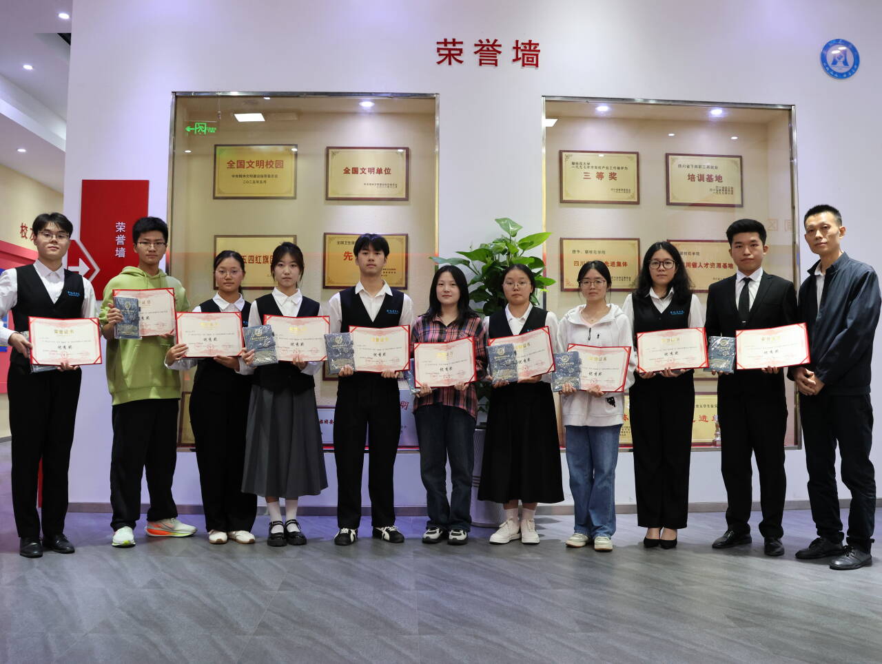 副馆长、党支部书记何中勇(右一)与获奖同学合影