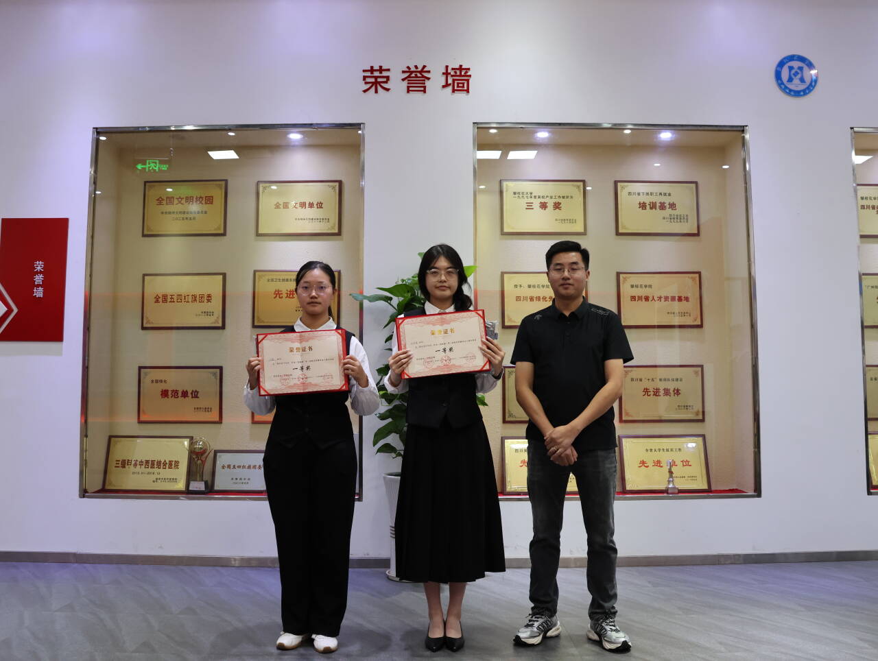 校团委副书记唐伟伟(右一)与获奖同学合影