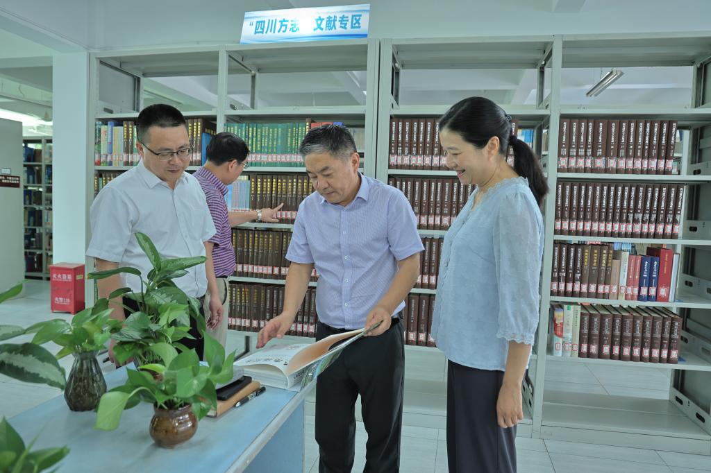 实地察看场馆建设