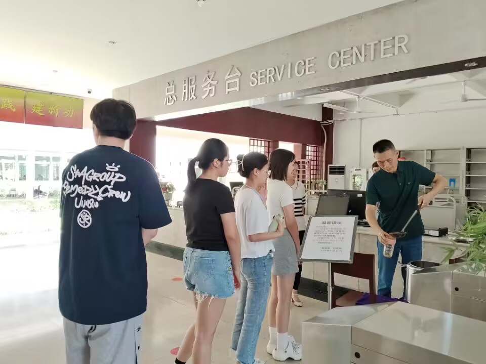 给学生分发绿豆汤